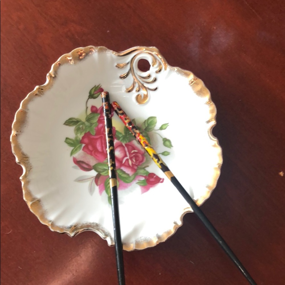 Lovely Mid-century scalloped porcelain dish - Picture 2 of 6